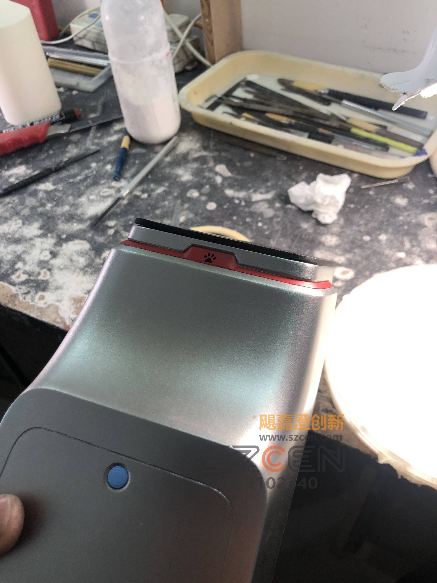 智能机器人装备手板｜银灰机身样件